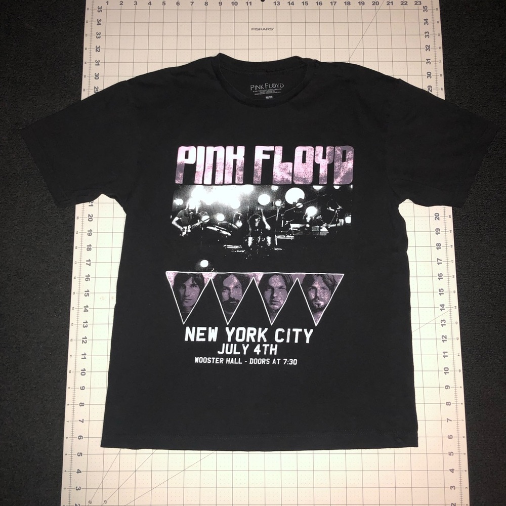 Pink Floyd (band). Size medium. Black color. Short Sleeve Shirt.